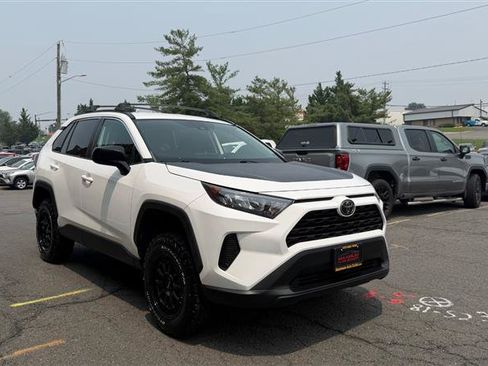 Used 2019 Toyota RAV4 LE FWD image 3