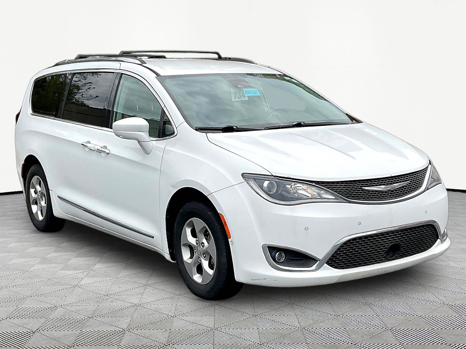 Used 2017 Chrysler Pacifica Touring-L Plus FWD image 3