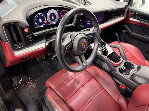 Certified 2025 Porsche Cayenne S AWD/4WD image 4