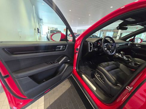 Used 2023 Porsche Cayenne AWD/4WD image 22