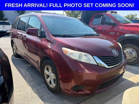 Used 2013 Toyota Sienna LE FWD image 2