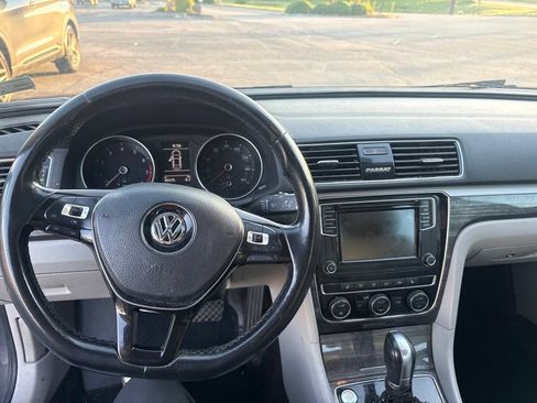 Used 2018 Volkswagen Passat 2.0T SE FWD image 20