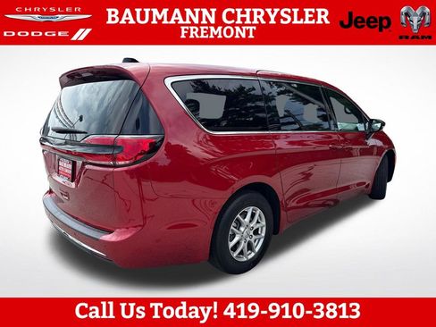 Used 2025 Chrysler Pacifica Select FWD image 6