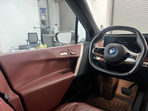 Used 2023 BMW iX xDrive50 w/ Sport Package AWD/4WD image 15