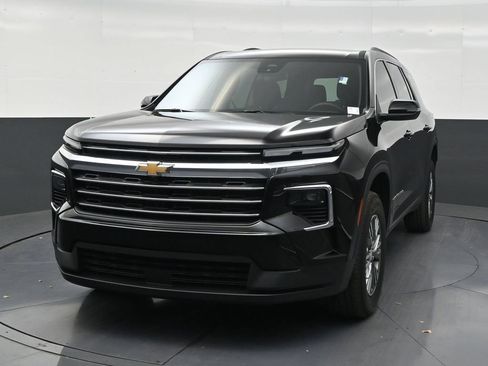 Used 2025 Chevrolet Traverse LT FWD image 8