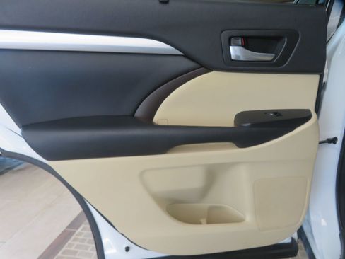 Used 2016 Toyota Highlander XLE FWD image 17