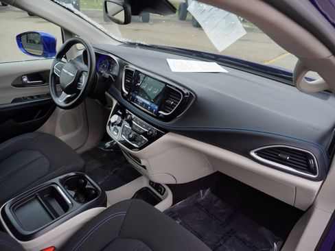 Used 2021 Chrysler Pacifica Touring image 30