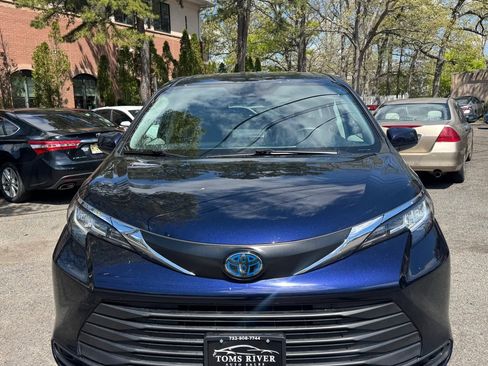 Used 2022 Toyota Sienna LE AWD/4WD image 8