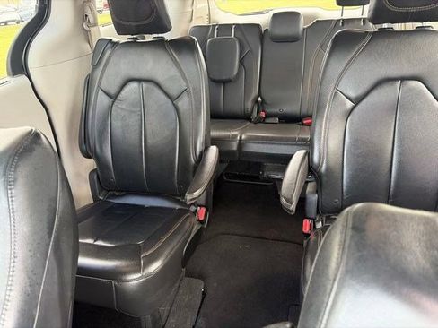 Used 2017 Chrysler Pacifica Touring-L FWD image 29