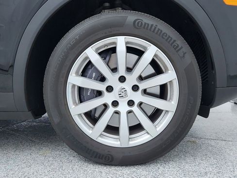 Used 2021 Porsche Cayenne w/ Driver Memory Package image 14