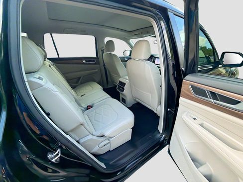 Used 2024 Volkswagen Atlas SE w/ Panoramic Sunroof Package FWD image 28
