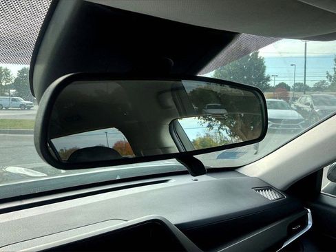 Used 2024 Toyota Highlander LE image 27