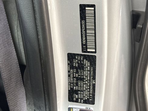 Used 2023 Kia Carnival LX image 28