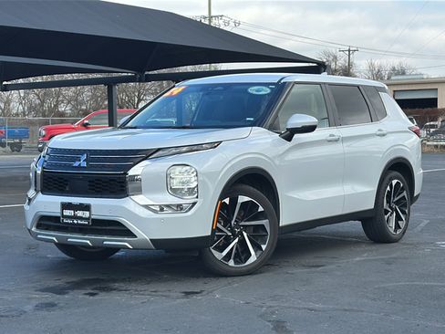 Used 2024 Mitsubishi Outlander SE image 2