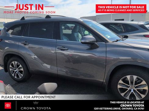 Used 2022 Toyota Highlander XLE FWD image 3