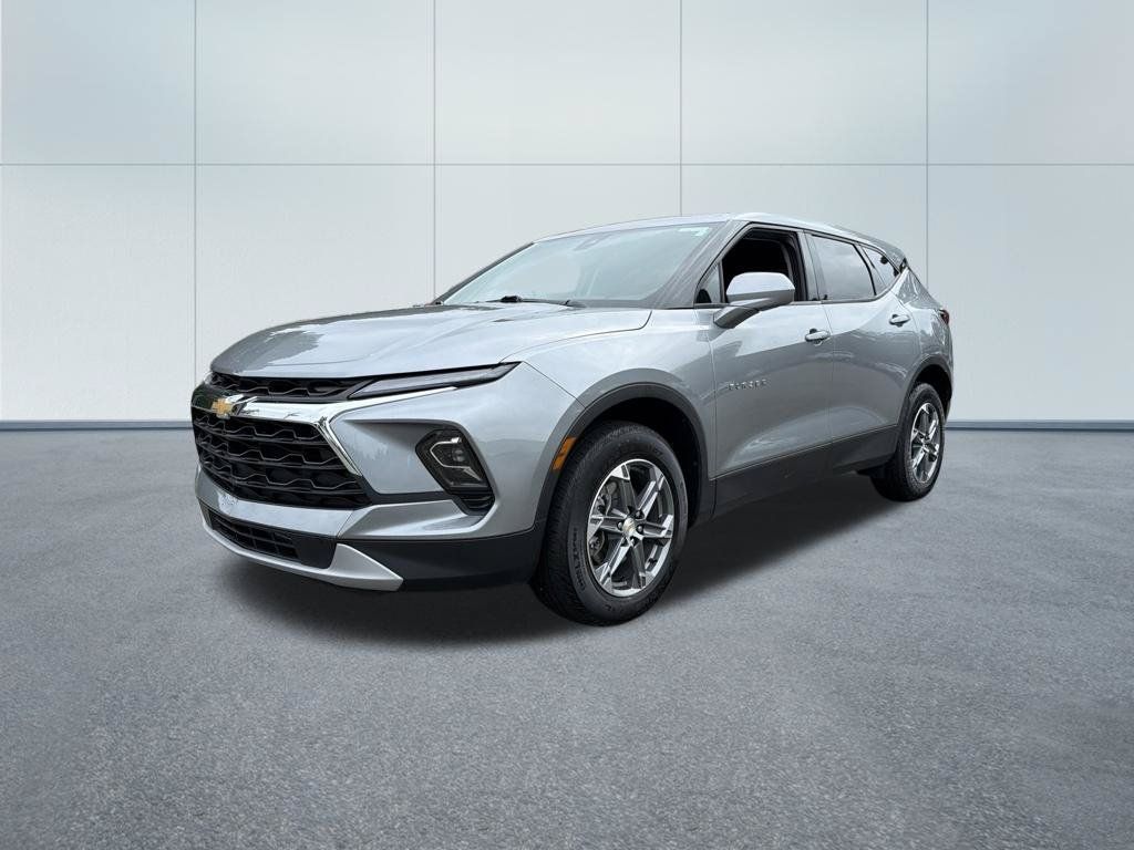 Used 2025 Chevrolet Blazer LT FWD image 2