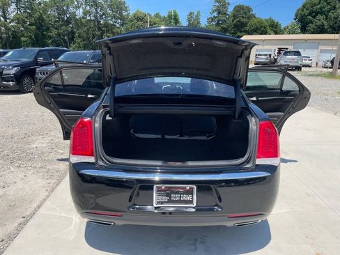 Used 2017 Chrysler 300 Limited RWD image 7