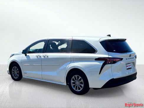 Certified 2021 Toyota Sienna XLE FWD image 4