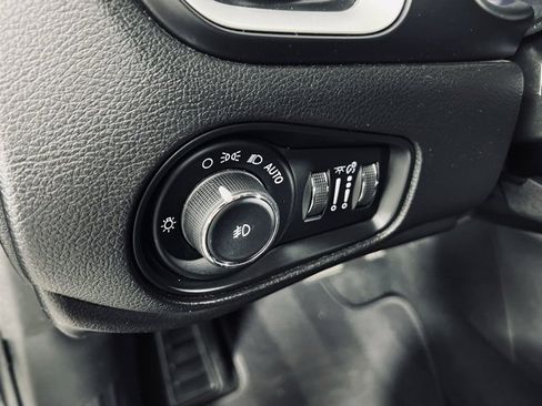 Used 2018 Jeep Renegade Latitude image 23