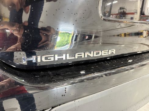 Used 2022 Toyota Highlander XLE AWD/4WD image 34
