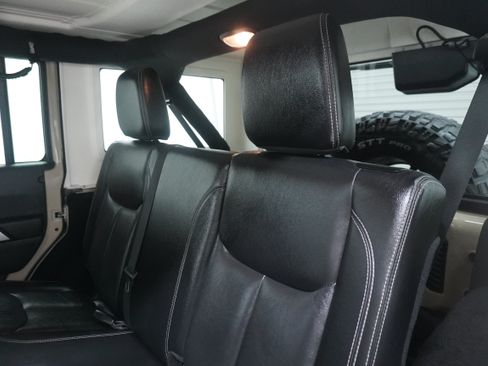 Used 2016 Jeep Wrangler Unlimited Sahara w/ Connectivity Group AWD/4WD image 14