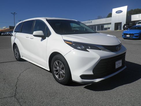 Used 2024 Toyota Sienna LE image 1