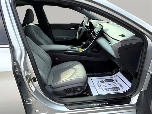 Used 2019 Toyota Avalon Limited image 32