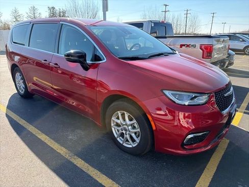 Used 2024 Chrysler Pacifica Touring-L FWD image 3