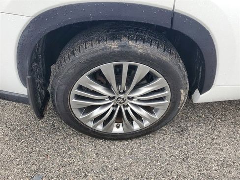 Used 2022 Toyota Highlander Platinum image 7