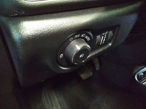 Used 2025 Chrysler Pacifica Select image 27