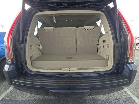 Used 2019 Cadillac Escalade Luxury AWD/4WD image 7