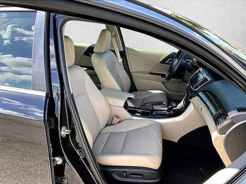 Used 2017 Honda Accord EX-L image 9