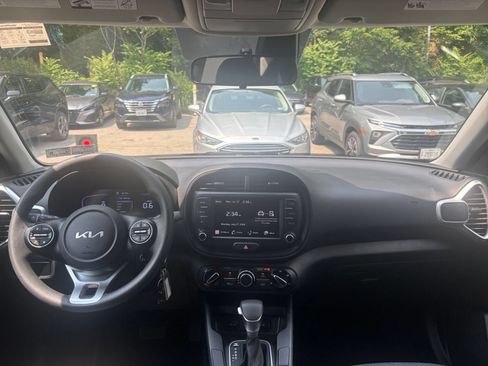 Used 2025 Kia Soul LX w/ LX Technology Package FWD image 30