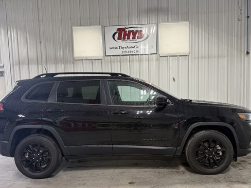 Used 2023 Jeep Cherokee Altitude Lux AWD/4WD image 2