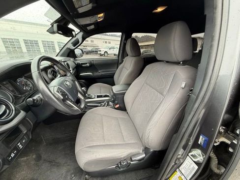 Used 2019 Toyota Tacoma TRD Sport w/ Technology Package image 13