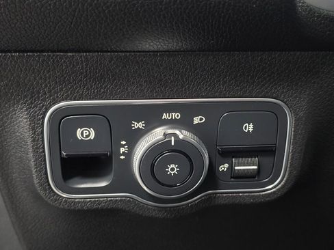 Used 2022 Mercedes-Benz EQB 350 4MATIC image 33