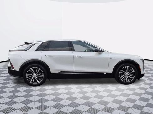 Used 2024 Cadillac Lyriq Luxury AWD/4WD image 8