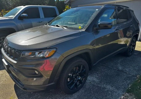 Used 2023 Jeep Compass Latitude w/ Sun and Sound Group AWD/4WD image 3