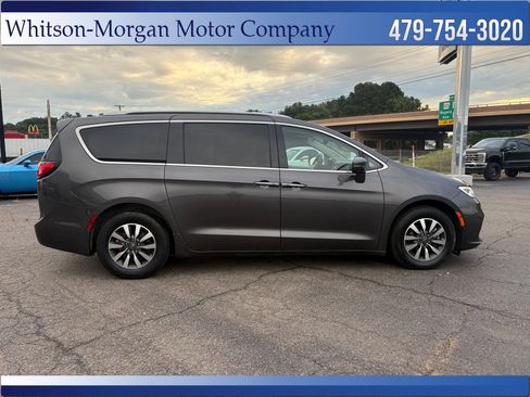 Used 2021 Chrysler Pacifica Touring-L w/ Uconnect Theater Family Group FWD image 5