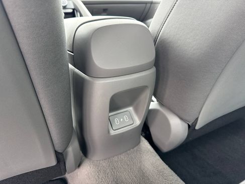 Certified 2025 Hyundai Elantra SE FWD image 14