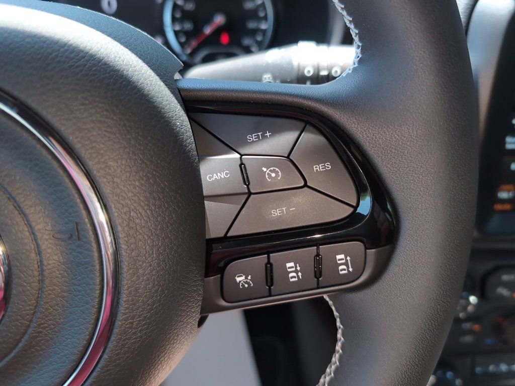 Used 2021 Jeep Renegade Latitude w/ Luxury Group II AWD/4WD image 16