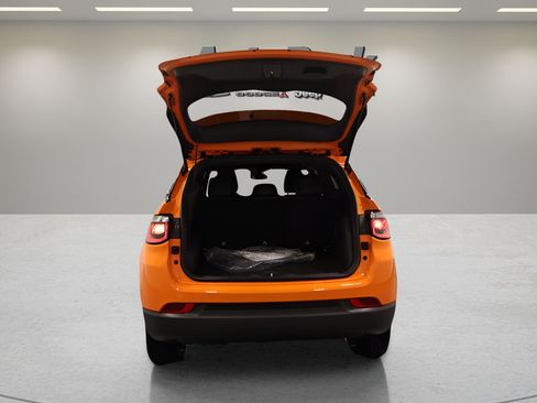 New 2026 Jeep Compass Latitude w/ Sun and Sound Group AWD/4WD image 18