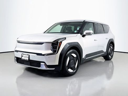Used 2024 Kia EV9 Light RWD image 1