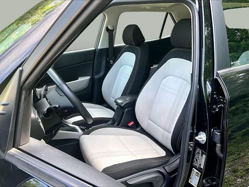 Used 2025 Hyundai Venue SEL FWD image 8