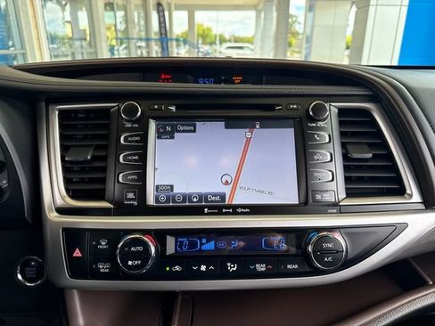 Used 2018 Toyota Highlander Limited AWD/4WD image 19