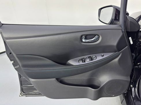 Used 2025 Nissan Leaf S image 35