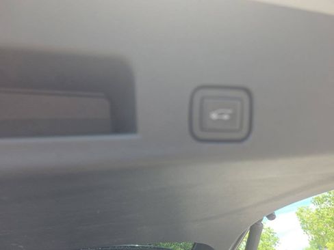 Used 2025 Chevrolet Traverse LT FWD image 21