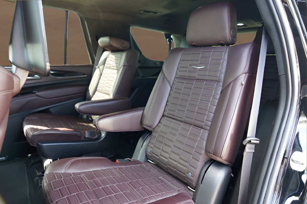 Used 2021 Cadillac Escalade Premium Luxury Platinum w/ LPO, Radiant Package AWD/4WD image 32