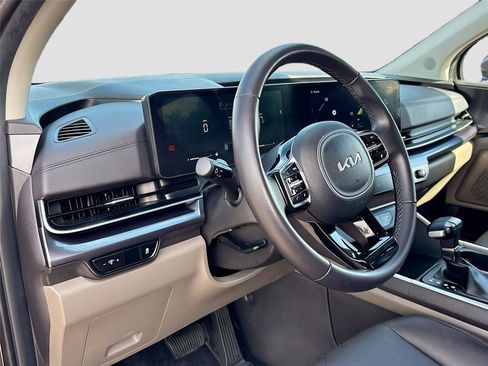 Used 2025 Kia Carnival FWD image 9