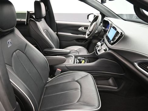 Used 2023 Chrysler Pacifica Limited w/ S Appearance Package AWD/4WD image 21
